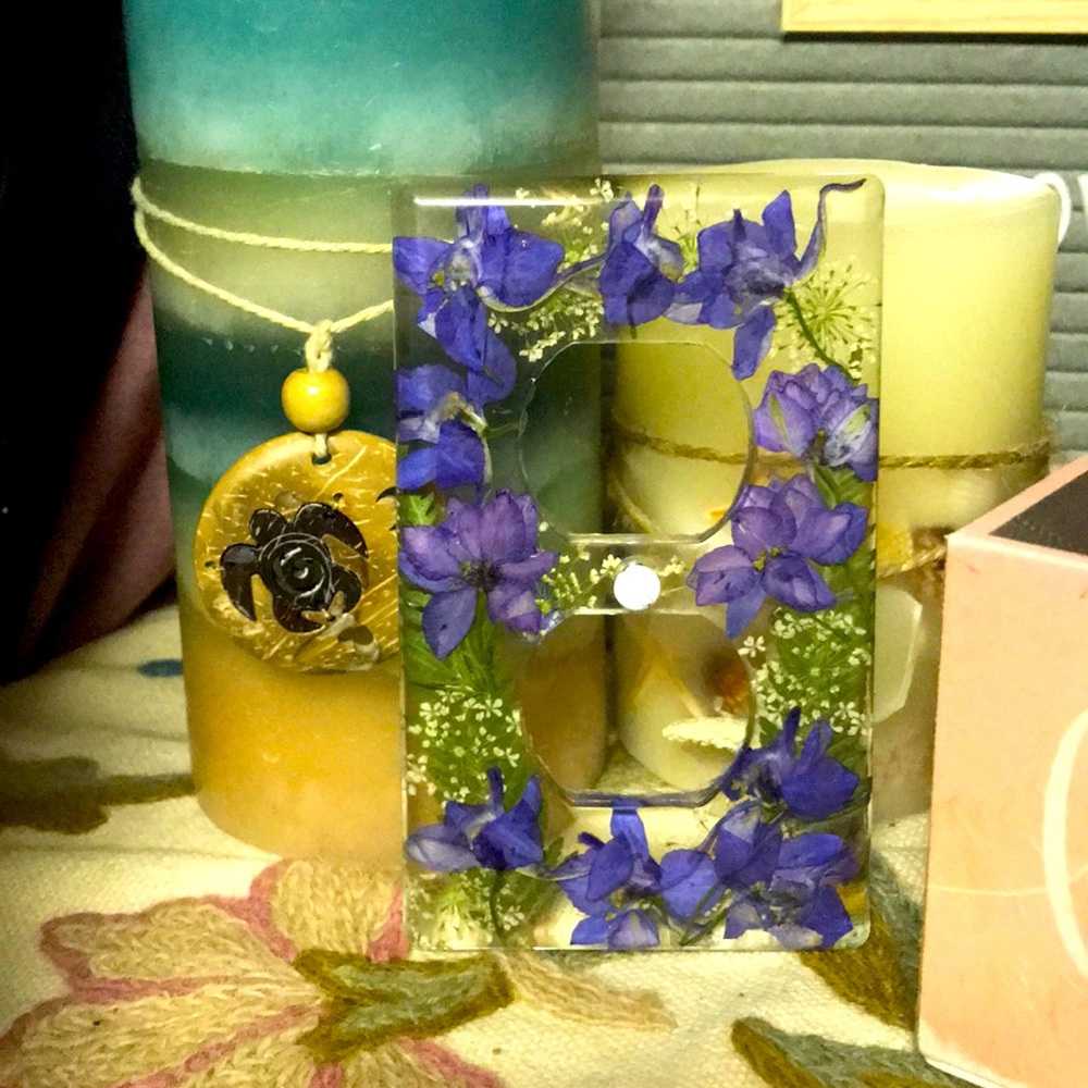 Pressed flower outlet cover